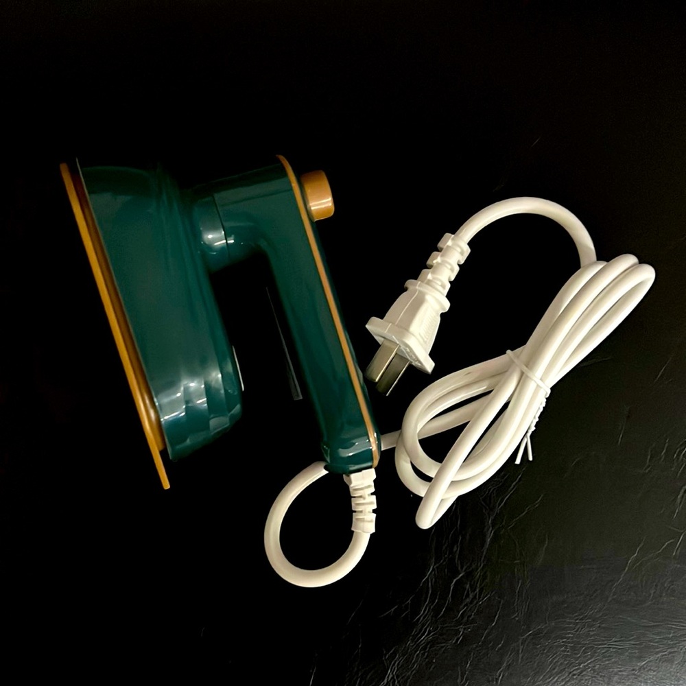 NEW IN BOX: NEWYUAN Travel Mini Iron and Steamer